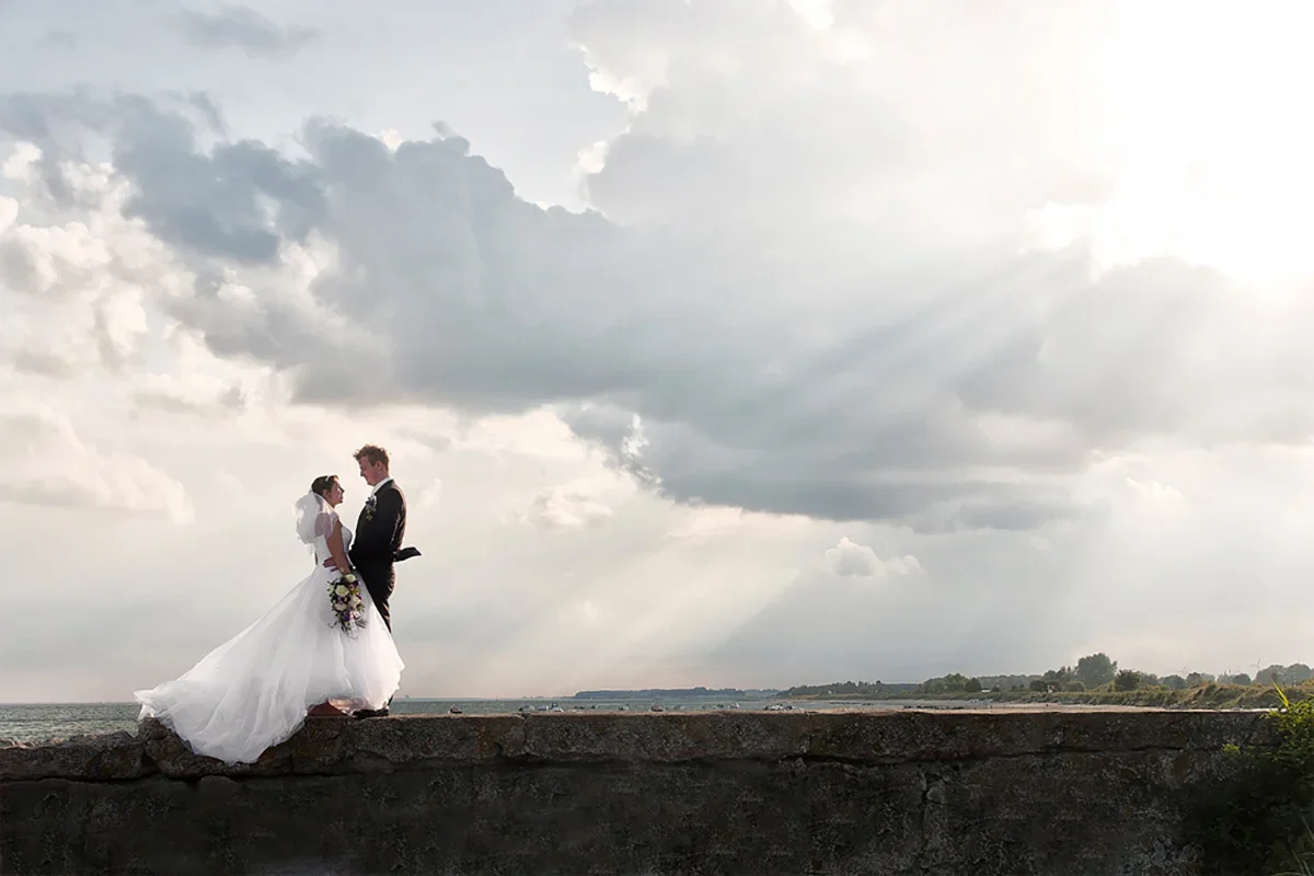 Hochzeitsfotograf Essen NRW – Brautpaar bei dramatischem Wolkenhimmel