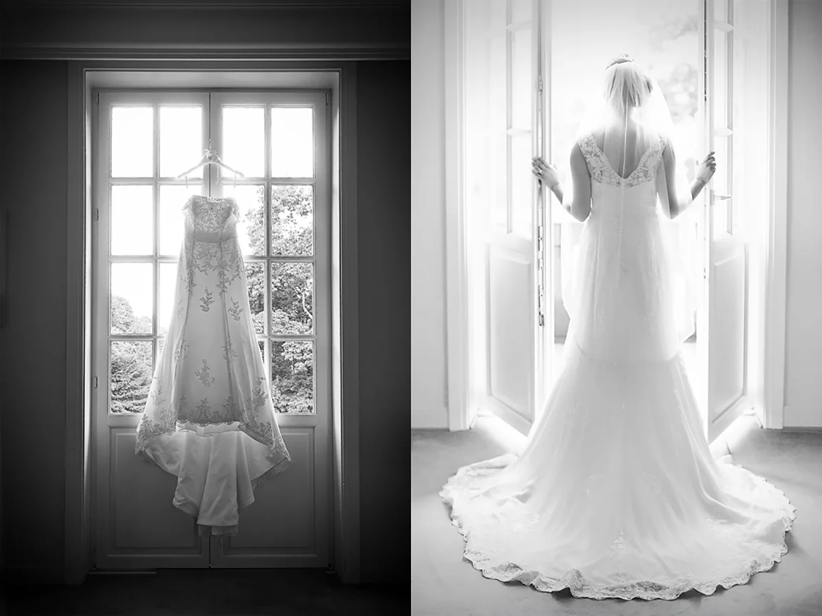 Getting Ready der Braut: Elegantes Brautkleid hängt am Fenster neben der Braut in Schwarz-Weiß-Ästhetik vor der kirchlichen Trauung.