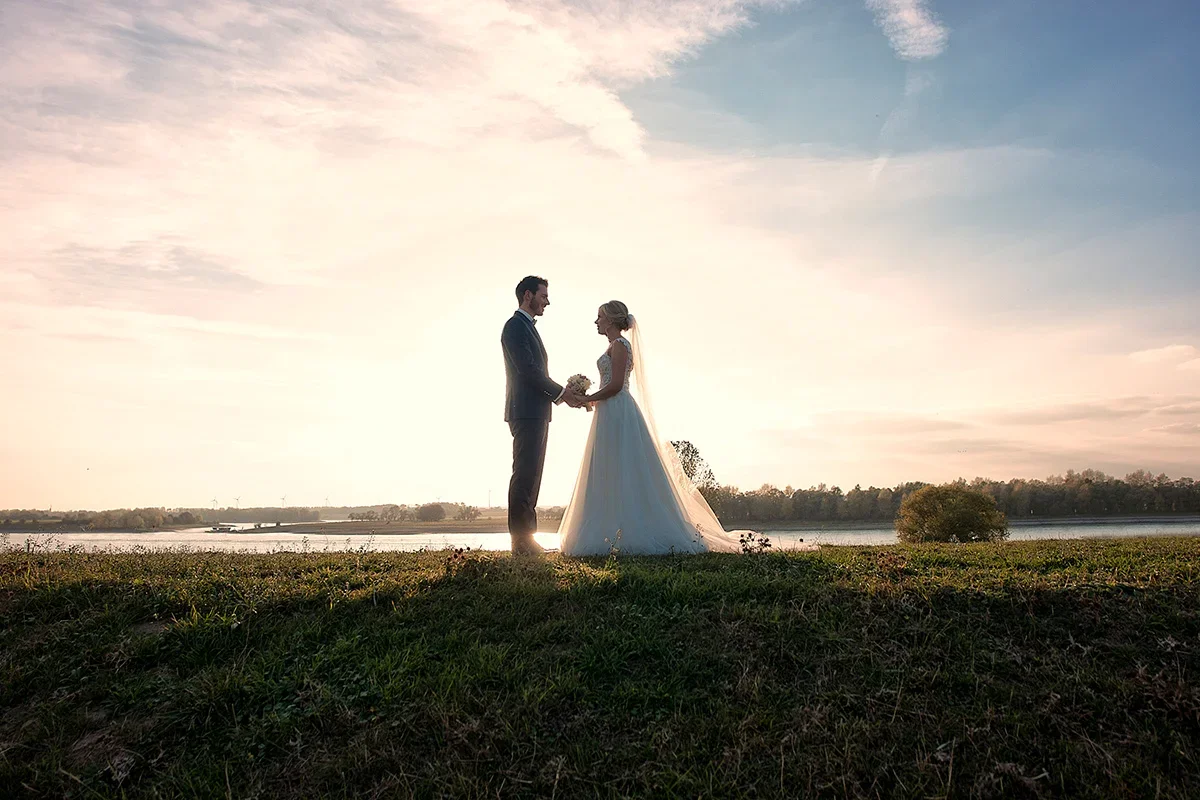 Hochzeitsfotograf NRW – Romantische Silhouette Brautpaar am See