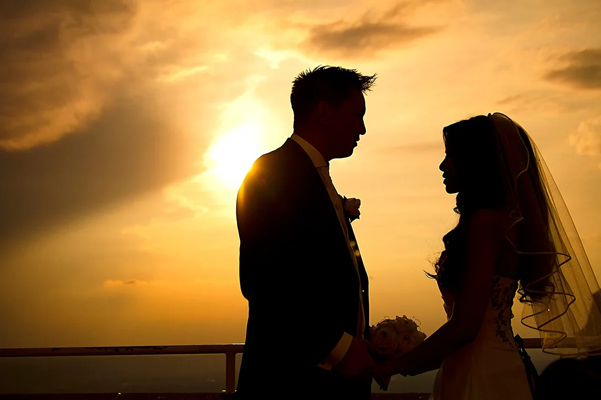 Hochzeitsfotografie NRW – Silhouette Brautpaar bei Sonnenuntergang
