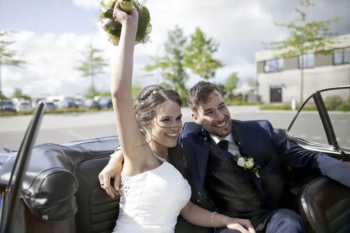 Hochzeitsfotografie Essen – Jubelnde Braut nach der Trauung